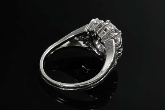 Weißgold 750 Entourage Ring mit Diamant Solitär (ca. 1.50ct, P1/W-TCR) in Diamantlunette (zus. ca. 0.50ct, P1-2/W), 6g, Gr. 49, etwas beschädigt - photo 4