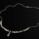 Zartes Art Deco Platin Collier mit Naturperlen und Diamanten im Altschliff (zus. ca. 1.00ct/SI-P2/TCR), 7g, L. 40,8cm - Foto 2