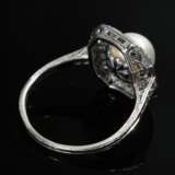 Art Deco Platin Ring mit Zuchtperle in oktogonaler Brillantlünette und kleinen Achtkant Diamanten auf der Ringschulter (zus. ca. 0.60ct/VSI-SI/W-TCR), 5,3g, Gr. 53 - Foto 3