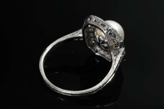 Art Deco Platin Ring mit Zuchtperle in oktogonaler Brillantlünette und kleinen Achtkant Diamanten auf der Ringschulter (zus. ca. 0.60ct/VSI-SI/W-TCR), 5,3g, Gr. 53 - Foto 3