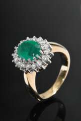 Klassischer Weiß- und Gelbgold 585 Ring mit facettiertem Smaragd in Brillantkranz (zus. ca. 0.64ct/VSI/W), Juwelier Christ, 7,6g, Gr. 52