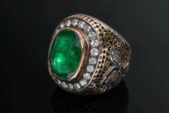 Indischer Roségold 585 und Silber 900 Ring mit grüner Beryll Doublette in Brillantlünette und Achtkant Diamanten sowie Diamantrosen auf durchbrochener Ringschiene (zus. ca. 2.45ct/SI1-P2/W-Yellow), um 1900, Expertise E. … - фото 1