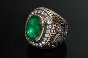 Indischer Roségold 585 und Silber 900 Ring mit grüner Beryll Doublette in Brillantlünette und Achtkant Diamanten sowie Diamantrosen auf durchbrochener Ringschiene (zus. ca. 2.45ct/SI1-P2/W-Yellow), um 1900, Expertise E. …