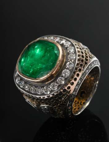 Indischer Roségold 585 und Silber 900 Ring mit grüner Beryll Doublette in Brillantlünette und Achtkant Diamanten sowie Diamantrosen auf durchbrochener Ringschiene (zus. ca. 2.45ct/SI1-P2/W-Yellow), um 1900, Expertise E. … - фото 2