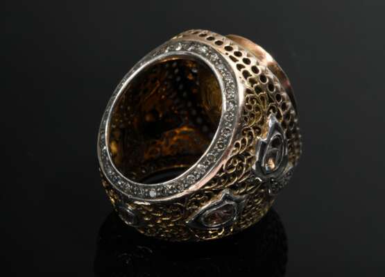 Indischer Roségold 585 und Silber 900 Ring mit grüner Beryll Doublette in Brillantlünette und Achtkant Diamanten sowie Diamantrosen auf durchbrochener Ringschiene (zus. ca. 2.45ct/SI1-P2/W-Yellow), um 1900, Expertise E. … - Foto 3