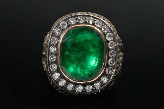 Indischer Roségold 585 und Silber 900 Ring mit grüner Beryll Doublette in Brillantlünette und Achtkant Diamanten sowie Diamantrosen auf durchbrochener Ringschiene (zus. ca. 2.45ct/SI1-P2/W-Yellow), um 1900, Expertise E. … - фото 4
