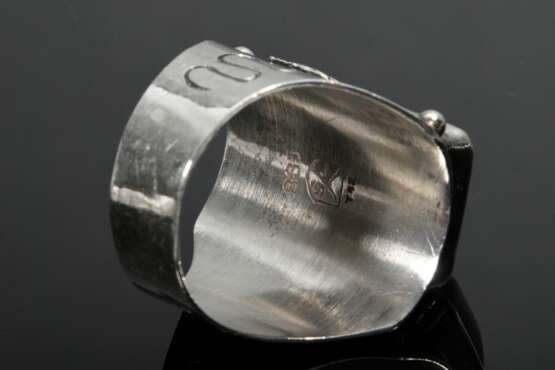 Imposanter Silber 835 Ring mit plastischen Fischen auf den Ringschultern und eckigem Naturbernstein, signiert "GK", 14g, Gr. 68 - фото 4