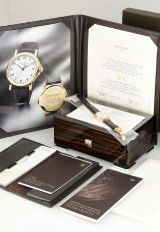 Ungetragene Limited Edition Patek Philippe "Calatrava Date Beijing" Armbanduhr, Ref. 5153J-011, Gelbgold 750 Lünette, Lederband mit Gelbgold 750 Faltschließe, 38mm, limitierte Auflage von 25 Stück anlässlich d… - Foto 8