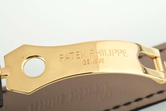 Ungetragene Limited Edition Patek Philippe "Calatrava Date Beijing" Armbanduhr, Ref. 5153J-011, Gelbgold 750 Lünette, Lederband mit Gelbgold 750 Faltschließe, 38mm, limitierte Auflage von 25 Stück anlässlich d… - photo 14