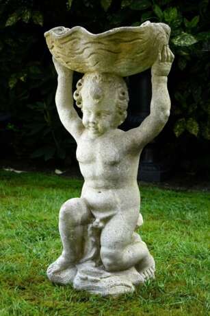 Sandstein Gartenfigur "Knieender Putto eine Muschel haltend", H. 82cm, rest., Witterungsspuren - photo 5