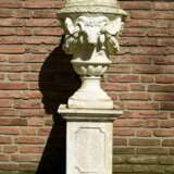 Guss- oder Sandstein Deckelvase mit Widderkopf auf hohem eckigem Postament nach altem Vorbild, bez.: "Decor Garden", 20.Jh., 153x42x42cm, Witterungsspuren - photo 2