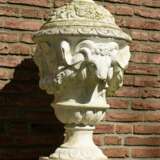 Guss- oder Sandstein Deckelvase mit Widderkopf auf hohem eckigem Postament nach altem Vorbild, bez.: "Decor Garden", 20.Jh., 153x42x42cm, Witterungsspuren - фото 3