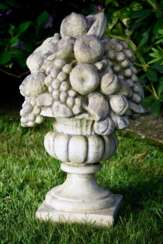 Dekorative Gussstein Gartenvase mit plastischem Obst-Bouquet auf eckigem Postament, 20.Jh., H. 60cm, 22,5x22,5cm, Witterungsspuren