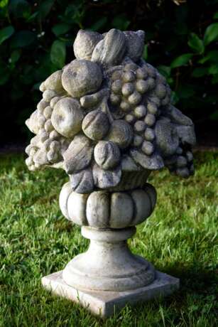 Dekorative Gussstein Gartenvase mit plastischem Obst-Bouquet auf eckigem Postament, 20.Jh., H. 60cm, 22,5x22,5cm, Witterungsspuren - photo 3