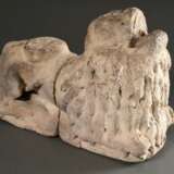 Spätmittelalterliche Sandstein Säulenbasis „Liegender Löwe mit aufgerissenem Maul“, 45x34x20cm, starke Witterungsspuren, mittig gebrochen - photo 1