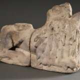 Spätmittelalterliche Sandstein Säulenbasis „Liegender Löwe mit aufgerissenem Maul“, 45x34x20cm, starke Witterungsspuren, mittig gebrochen - Foto 3