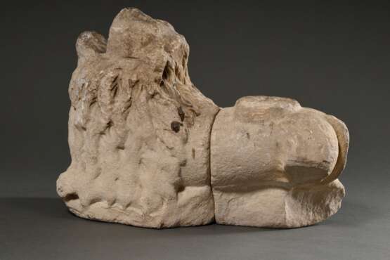 Spätmittelalterliche Sandstein Säulenbasis „Liegender Löwe mit aufgerissenem Maul“, 45x34x20cm, starke Witterungsspuren, mittig gebrochen - photo 4