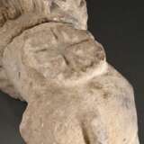 Spätmittelalterliche Sandstein Säulenbasis „Liegender Löwe mit aufgerissenem Maul“, 45x34x20cm, starke Witterungsspuren, mittig gebrochen - Foto 5