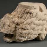 Spätmittelalterliche Sandstein Säulenbasis „Liegender Löwe mit aufgerissenem Maul“, 45x34x20cm, starke Witterungsspuren, mittig gebrochen - Foto 7