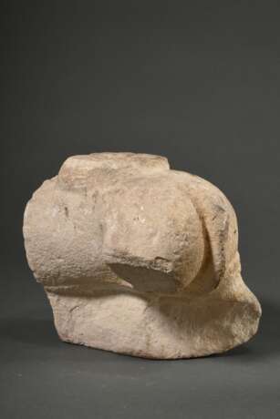 Spätmittelalterliche Sandstein Säulenbasis „Liegender Löwe mit aufgerissenem Maul“, 45x34x20cm, starke Witterungsspuren, mittig gebrochen - photo 8