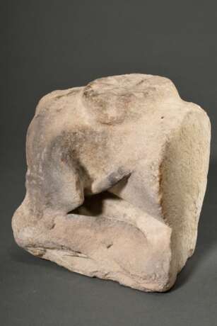 Spätmittelalterliche Sandstein Säulenbasis „Liegender Löwe mit aufgerissenem Maul“, 45x34x20cm, starke Witterungsspuren, mittig gebrochen - Foto 9