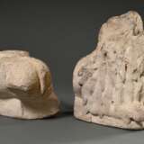 Spätmittelalterliche Sandstein Säulenbasis „Liegender Löwe mit aufgerissenem Maul“, 45x34x20cm, starke Witterungsspuren, mittig gebrochen - Foto 10
