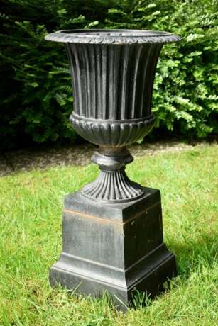 Klassische Eisen Gartenvase auf hohem eckigem Postament, 2teilig, H. 72cm, Ø 35cm - фото 1