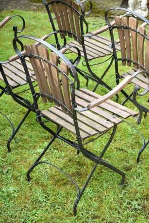 4 Gartenklappstühle, schwarz lackiertes Eisen und Holz, H. 47/94,5cm, Witterungsspuren - photo 2