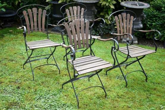 4 Gartenklappstühle, schwarz lackiertes Eisen und Holz, H. 47/94,5cm, Witterungsspuren - Foto 4