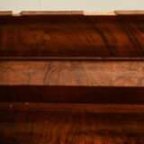 Frankfurter Wellenschrank mit zweitürigem geraden Korpus unter breitem verkröpftem Giebel, entsprechende Basis auf fünf gedrückten Kugelfüßen, in der Front drei vertikale konkav profilierte Pilaster, die Türfüllungen ebe… - photo 6