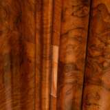Frankfurter Wellenschrank mit zweitürigem geraden Korpus unter breitem verkröpftem Giebel, entsprechende Basis auf fünf gedrückten Kugelfüßen, in der Front drei vertikale konkav profilierte Pilaster, die Türfüllungen ebe… - photo 7
