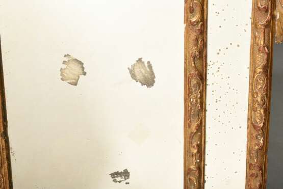 Zweiteilige opulente Louis XVI Konsole mit schwarzer Marmorplatte und passendem Spiegel, um 1760/1770, Holz geschnitzt und vergoldet, Konsole 80x86,5x45cm, Spiegel 100x62cm, Alterspuren, Fassung bestoßen - photo 13