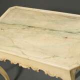 Barocker Teetisch mit oktogonaler Platte und geschnitzter Zarge aus C- und S-Schwüngen auf geschweiften Beinen, hell gefasst mit Resten von Vergoldung, um 1800, 72x75,5x56cm - photo 2