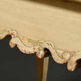 Barocker Teetisch mit oktogonaler Platte und geschnitzter Zarge aus C- und S-Schwüngen auf geschweiften Beinen, hell gefasst mit Resten von Vergoldung, um 1800, 72x75,5x56cm - фото 4