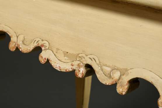 Barocker Teetisch mit oktogonaler Platte und geschnitzter Zarge aus C- und S-Schwüngen auf geschweiften Beinen, hell gefasst mit Resten von Vergoldung, um 1800, 72x75,5x56cm - фото 4