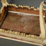 Barocker Teetisch mit oktogonaler Platte und geschnitzter Zarge aus C- und S-Schwüngen auf geschweiften Beinen, hell gefasst mit Resten von Vergoldung, um 1800, 72x75,5x56cm - photo 6