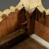 Barocker Teetisch mit oktogonaler Platte und geschnitzter Zarge aus C- und S-Schwüngen auf geschweiften Beinen, hell gefasst mit Resten von Vergoldung, um 1800, 72x75,5x56cm - photo 7