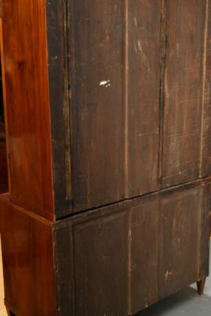 Klassischer Vitrinenschrank mit verglastem Oberteil auf dreischübiger Kommode, Norddeutsch 1. Viertel 19.Jh., Mahagoni auf Weichholz furniert, 218x129x57cm - фото 8
