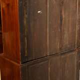 Klassischer Vitrinenschrank mit verglastem Oberteil auf dreischübiger Kommode, Norddeutsch 1. Viertel 19.Jh., Mahagoni auf Weichholz furniert, 218x129x57cm - фото 8