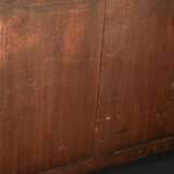 Halbhohes Mahagoni Bücherbord mit 3 Ablagen und zurückspringendem Aufsatz mit Volutenlehnen, 19.Jh., 130x139x34,5cm - photo 4