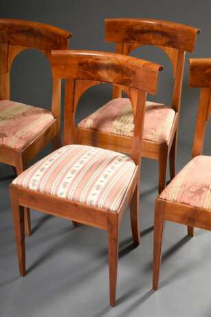 4 Schlichte Biedermeier Stühle mit Schaufellehne und Bogenelement im Rücken, Kirsche furniert, 1. Hälfte 19.Jh., H. 48/84,5cm - Foto 1