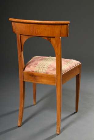 4 Schlichte Biedermeier Stühle mit Schaufellehne und Bogenelement im Rücken, Kirsche furniert, 1. Hälfte 19.Jh., H. 48/84,5cm - photo 7