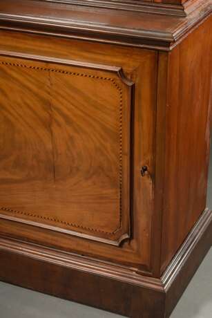 2 Englische Bookcase Bibliotheksschränke mit Rundgiebeln und floralen Schnitzerei Reliefs im Neoclassizistischen Stil, jeweils über separatem Sockel aufbauendes Fach mit geschlossener Tür und darüber zurückspringendem Vi… - photo 9