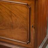 2 Englische Bookcase Bibliotheksschränke mit Rundgiebeln und floralen Schnitzerei Reliefs im Neoclassizistischen Stil, jeweils über separatem Sockel aufbauendes Fach mit geschlossener Tür und darüber zurückspringendem Vi… - Foto 9