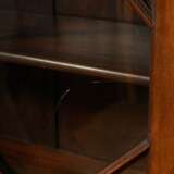 2 Englische Bookcase Bibliotheksschränke mit Rundgiebeln und floralen Schnitzerei Reliefs im Neoclassizistischen Stil, jeweils über separatem Sockel aufbauendes Fach mit geschlossener Tür und darüber zurückspringendem Vi… - photo 14