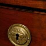 Schlichte George III Kommode mit gerundeten Ecken und intarsierten Kanneluren, Original Bronze Beschläge mit Vasenmotiv und Zugringen, Mahagoni auf Eiche furniert, England um 1820, 77x92x46cm - Foto 4