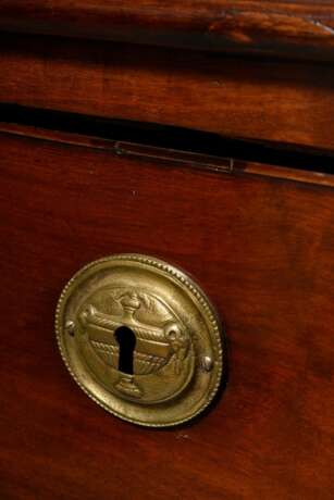 Schlichte George III Kommode mit gerundeten Ecken und intarsierten Kanneluren, Original Bronze Beschläge mit Vasenmotiv und Zugringen, Mahagoni auf Eiche furniert, England um 1820, 77x92x46cm - photo 4