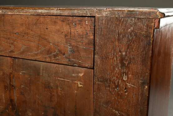 Schlichte George III Kommode mit gerundeten Ecken und intarsierten Kanneluren, Original Bronze Beschläge mit Vasenmotiv und Zugringen, Mahagoni auf Eiche furniert, England um 1820, 77x92x46cm - photo 9