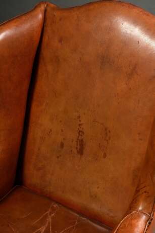 Englischer Ohrensessel, sog. „Grandfather Wingchair“, mit braunem Lederpolster und Messingnägeln auf Mahagoni Gestell mit Rollen, 19.Jh., Sitzhöhe 48cm, Höhe 115cm, Breite 82cm, Tiefe 90cm, Sitztiefe 56cm, fleckig… - фото 3