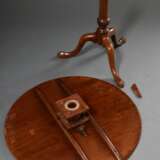 Runder Mahagoni Teetisch auf Mittelsäule über Dreifuß mit Padfeet, England 19.Jh., Platte klappbar, H. 70cm, Ø 63cm - photo 3